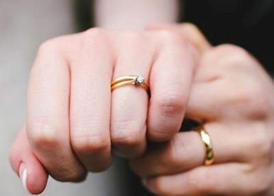 Xem bói nhìn ngón tay đeo nhẫn để đoán biết tài vận