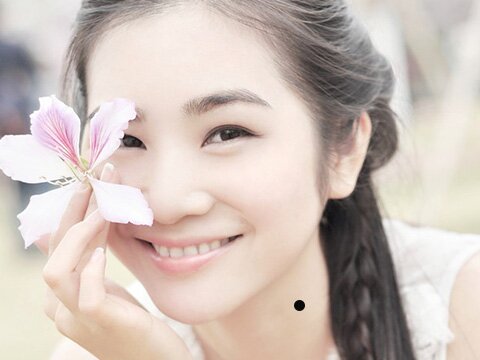 Khám phá ý nghĩa nốt ruồi ở cổ và ngực phụ nữ
